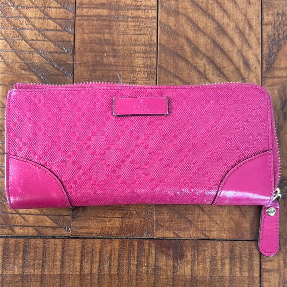 Gucci Pink Key and Card Holder with Textured Leather and Zipper Closure - Picture 1 of 11